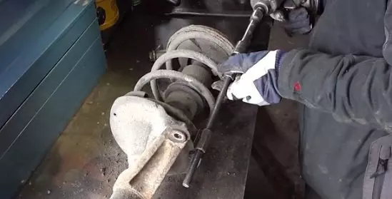 Замена стойки и пыльника амортизатора на Honda CR-V
