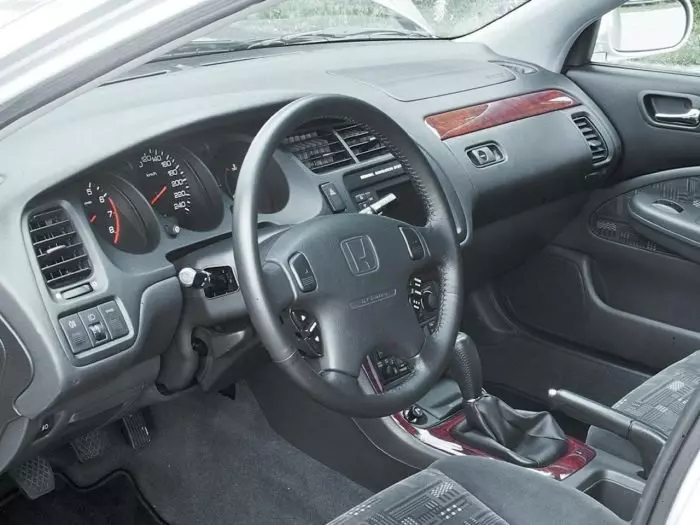 Обзор автомобиля Хонда Аккорд 6