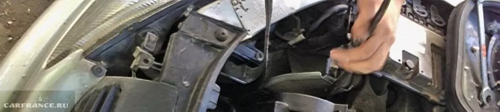 Процесс снятия генератора для Peugeot 206.