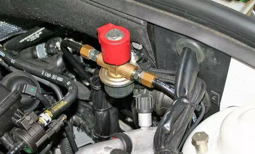 Размещение ЭМС по традиционной схеме в моторном отсеке автомобиля