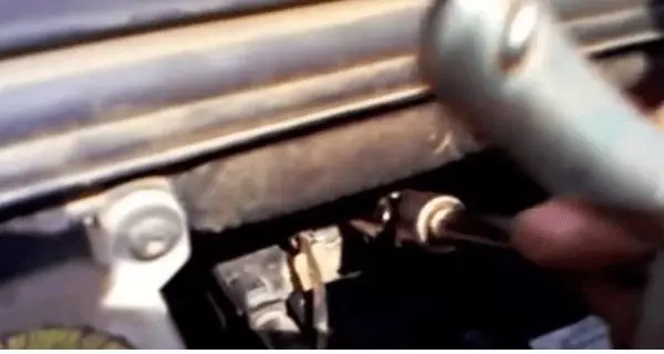 Замена аккумулятора на Peugeot 408