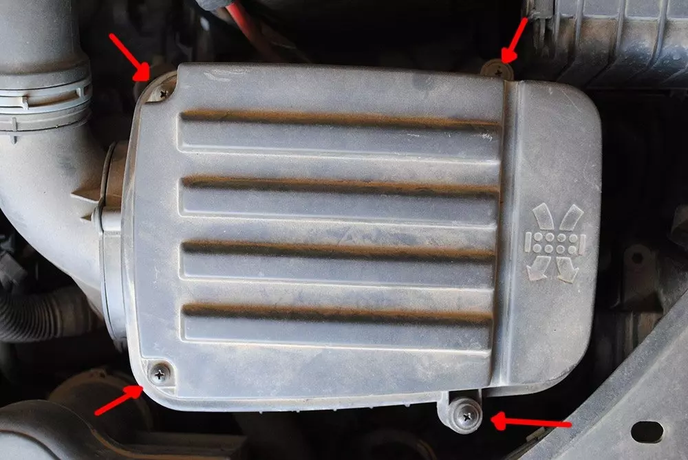 Замена воздушного фильтра на Фольксваген Джетта (8 видео)