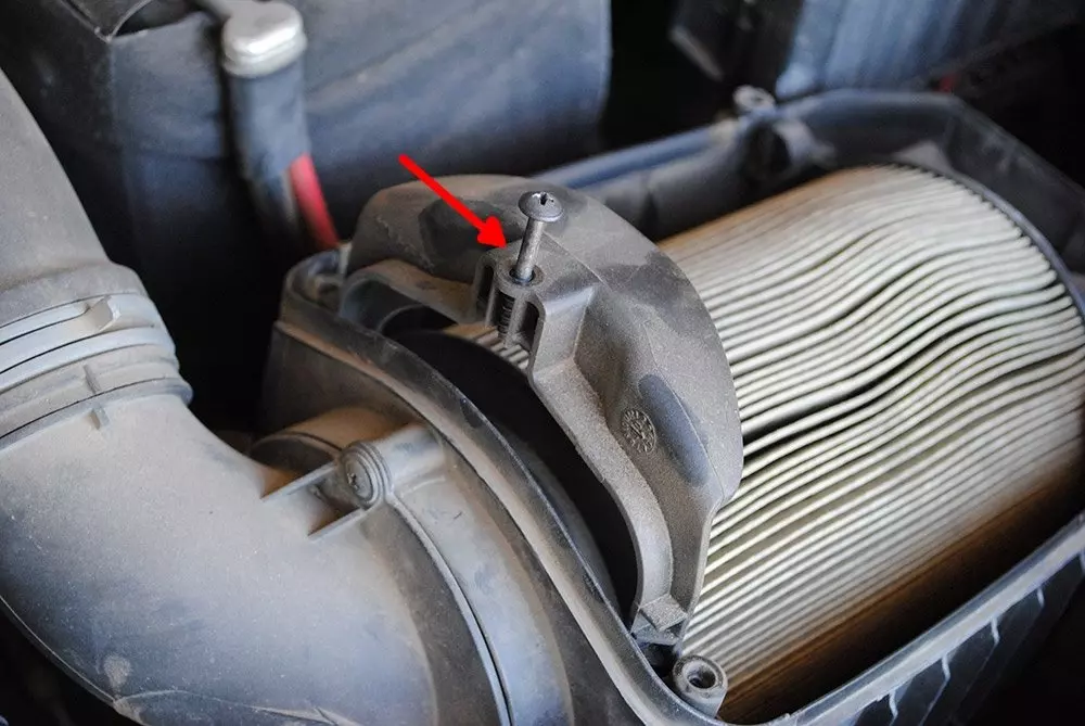 Замена воздушного фильтра на Фольксваген Джетта (8 видео)