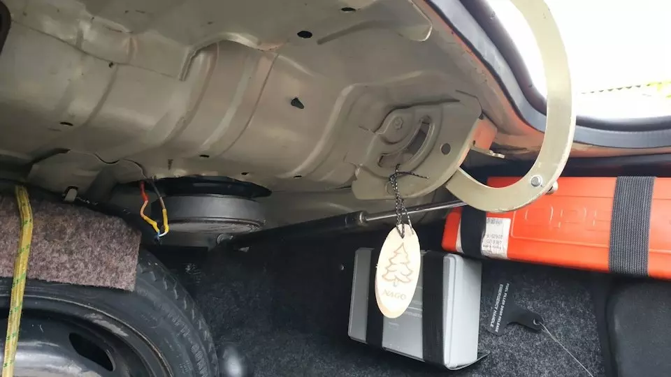 Бензоблок на крышке багажника Нексии