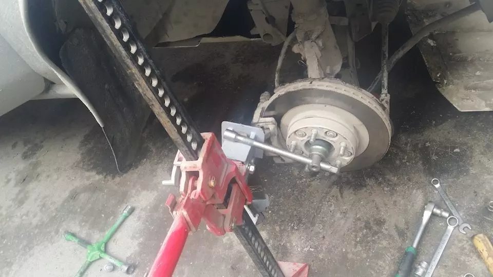 Как открутить гайку ступицы (3 видео)