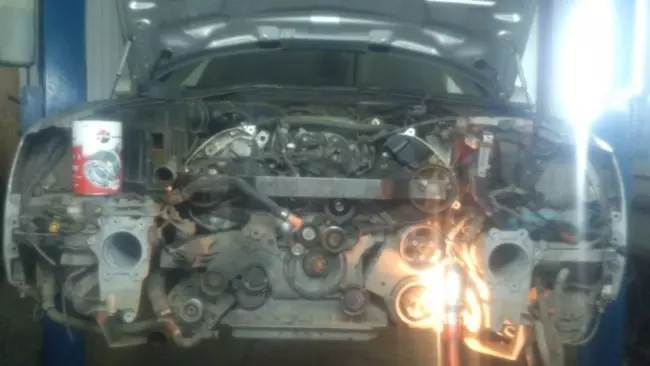 Процесс ремонта двигателя Audi A8