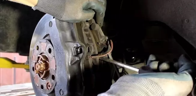 Замена передних тормозных колодок в Audi Q7