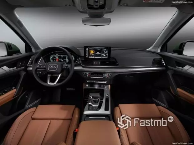 Интерьер Audi Q5 2021, рулевое колесо и приборная панель