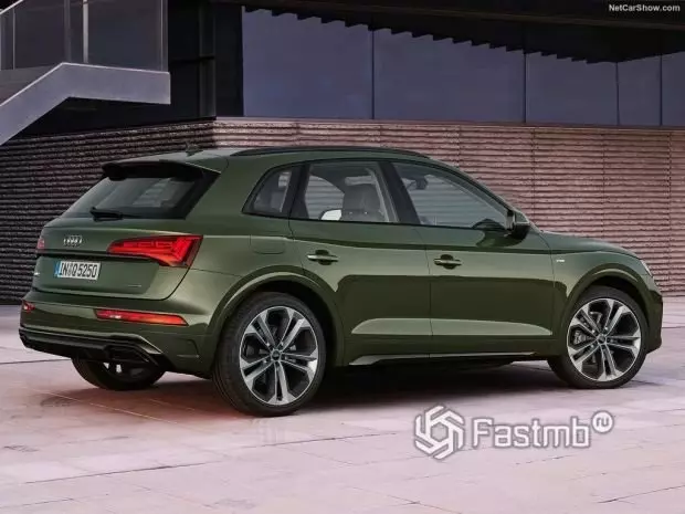 Audi Q5 2021 вид сзади и сбоку вид с правой стороны