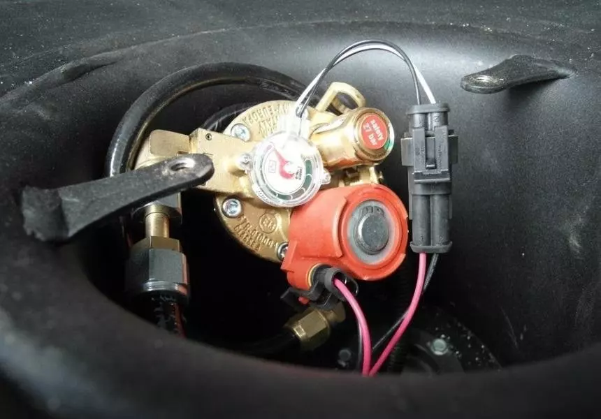Электромагнитный клапан LPG, установленный вместе с мультиклапаном на тороидальном баллоне для хранения пропан-бутана