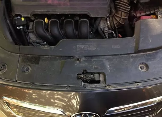Как снять фару на Toyota Avensis