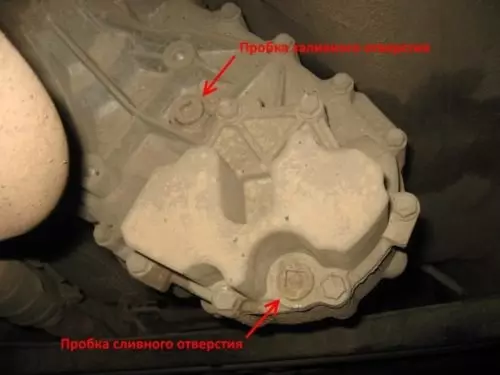 Сливные и заливные пробки на корпусе дозатора под днищем автомобиля Suzuki Grand Vitara