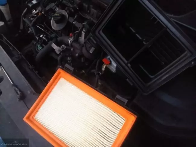 Воздушный фильтр для Peugeot 307 и его снятие