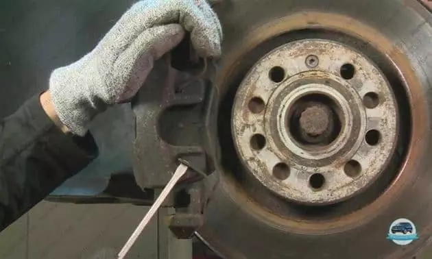 Как поменять тормозные колодки на Volkswagen Tiguan