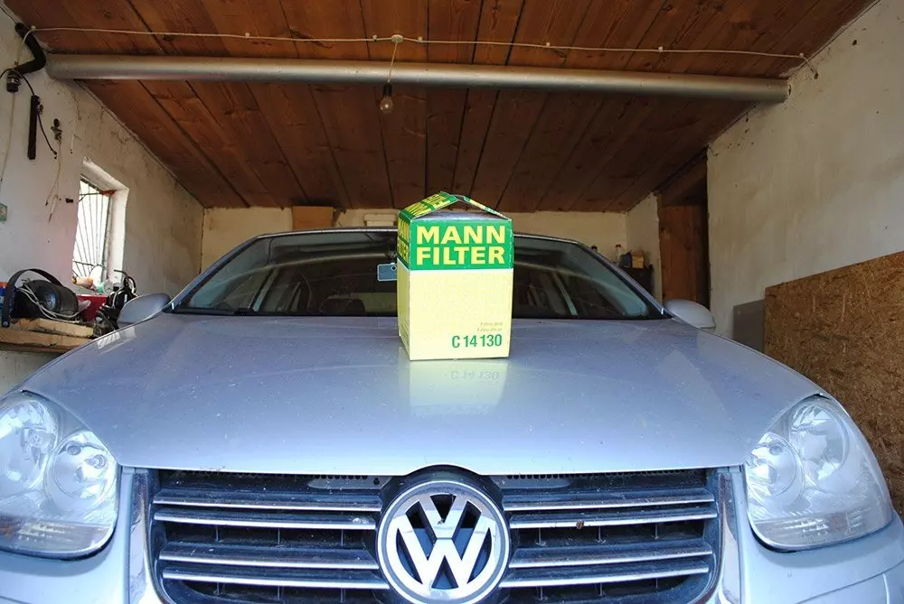 Замена воздушного фильтра на Фольксваген Джетта (8 видео)