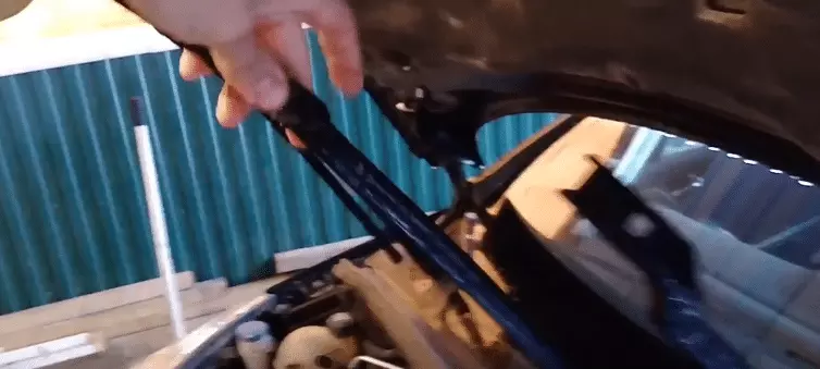 Снятие щетки стеклоочистителя Peugeot 308
