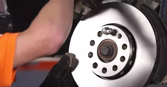 Замена передних тормозных колодок и дисков Audi A4 B5