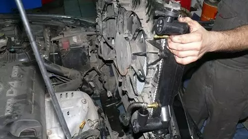 Замена радиатора охлаждения Toyota Avensis