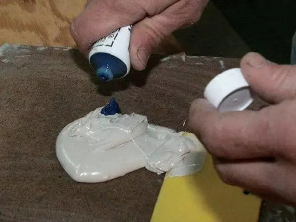 Добавление в затирку отвердителя