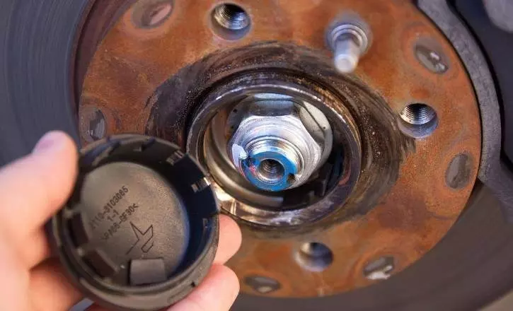 Как открутить гайку ступицы (3 видео)