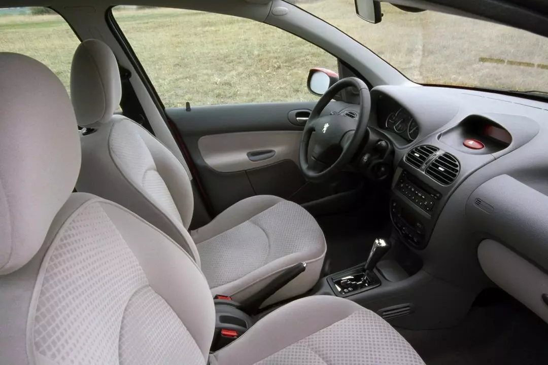 Peugeot 206 5D XT интерьер