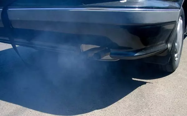 синий дым из автомобильного глушителя