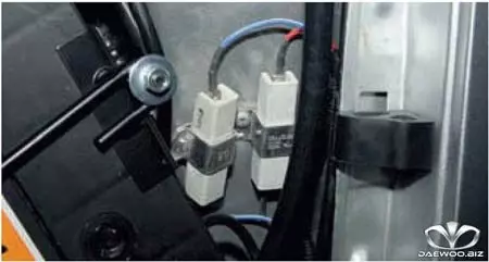 Блок тепловентилятора системы охлаждения и кондиционирования установлен на брызговике переднего левого колеса