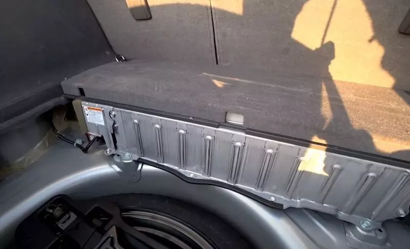 Аккумулятор установлен в багажном отделении в нише