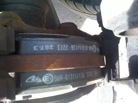 Замена тормозных колодок в Peugeot 206