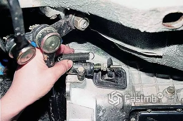 Прокачка рабочего цилиндра сцепления Suzuki Swift