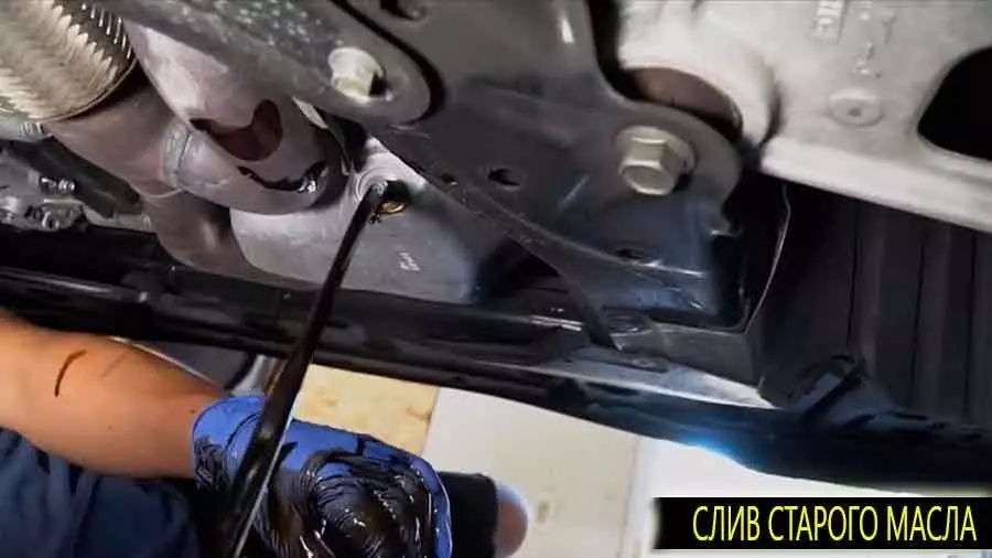 Типичный слив старого моторного масла

