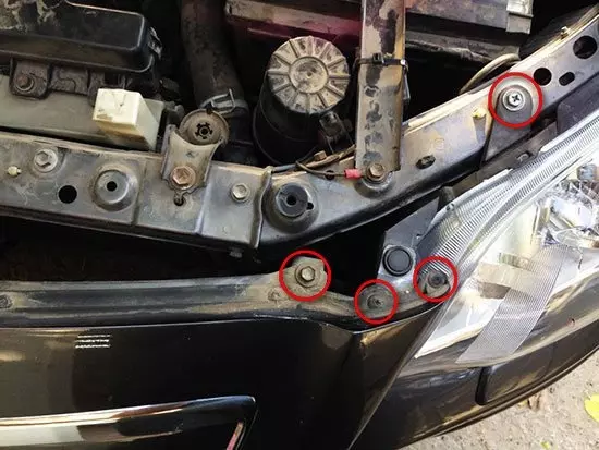 Как снять фару на Toyota Avensis