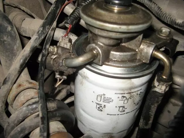 Местный топливный фильтр в автомобиле с дизельным двигателем Toyota Auris