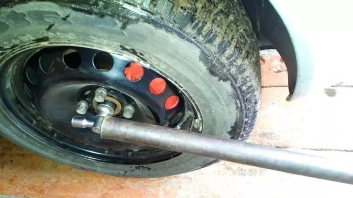 Как открутить гайку ступицы (3 видео)