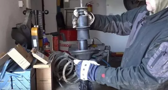 Замена стойки и пыльника амортизатора на Honda CR-V