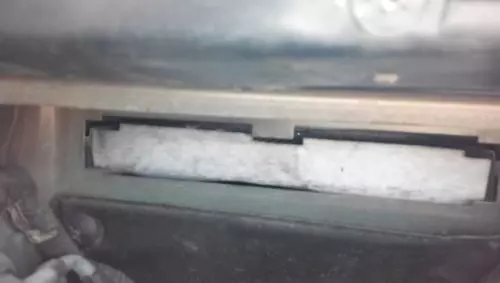 Фильтр салона в нише полки под лобовым стеклом Peugeot 307
